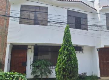 Casa de 5 habitaciones, Huánuco · Casa de Tres Pisos en Venta