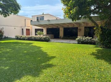 Casa · 1132m² · 4 Dormitorios · 10 Estacionamientos · Vendo Linda Casa en Calle Los Pinos N Xxx, Urb. Camacho, La Molina