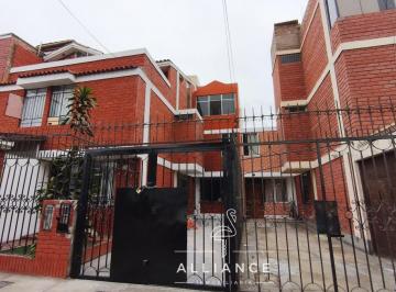 Casa de 5 habitaciones, Lima · Venta de Casa de 3 Pisos Más Aires, Frente Al Hospital Mogrut - San Miguel