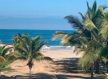 Casa · 473m² · 6 Dormitorios · 2 Estacionamientos · Hermosa Casa de 3 Pisos con Linda Vista Al Mar en El Balneario de Punta Sal.