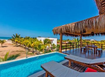 Casa · 473m² · 6 Dormitorios · 2 Estacionamientos · Hermosa Casa de 3 Pisos con Linda Vista Al Mar en El Balneario de Punta Sal.