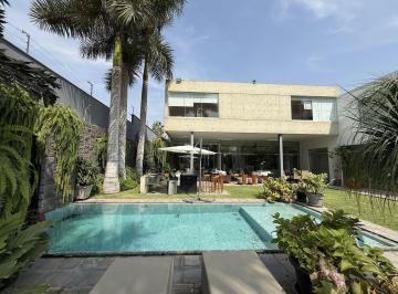 Casa · 550m² · 5 Dormitorios · 4 Estacionamientos · Moderna Casa en Venta en La Mejor Zona de La Planicie