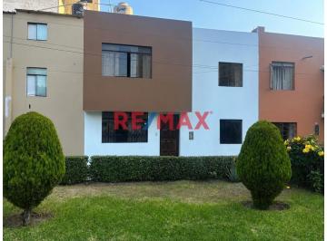 Casa · 138m² · 5 Dormitorios · Venta de Casa en Residencial Albrecht - Frente a Parque