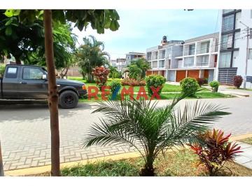 Casa · 277m² · 6 Dormitorios · 1 Estacionamiento · Se Vende Casa Frente a Parque en Urb Soliluz