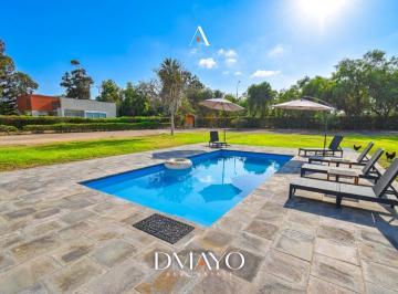 Casa · 110m² · 3 Dormitorios · 4 Estacionamientos · Venta de Casa en Chilca Terreno 5,000 m² con Piscina, Área de Parrilla