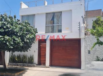Casa · 297m² · 6 Dormitorios · Casa en Venta en Urb. Los Parques - chiclayo.(T. Eneque)
