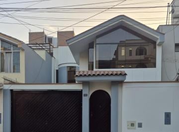 Casa · 226m² · 5 Dormitorios · 1 Estacionamiento · Amplia Casa en Alquiler en Mayorazgo – Ate (Limite con La Molina)