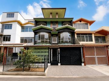 Casa · 420m² · 7 Dormitorios · 2 Estacionamientos · Venta de Casa de 3 Pisos Cerca Al Ovalo Huandoy - Los Olivos