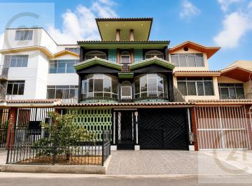 Casa · 420m² · 7 Dormitorios · 2 Estacionamientos · Venta de Casa de 3 Pisos Cerca Al Ovalo Huandoy - Los Olivos