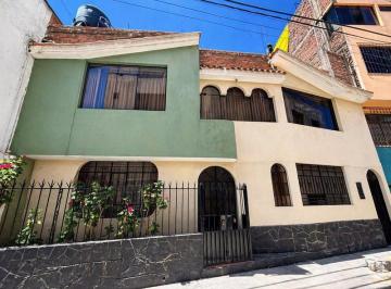Casa de 6 habitaciones, Arequipa · Casa a Pasos de La Av Andrés Avelino Cáceres