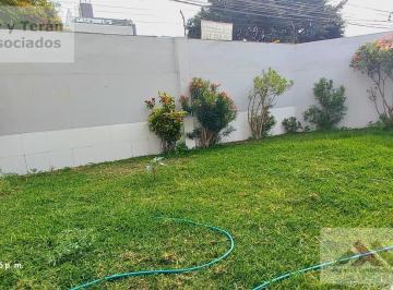 Casa · 500m² · 4 Dormitorios · 4 Estacionamientos · Venta de Casa Cerca a Parques en Surco Limite Miraflores (- 2)