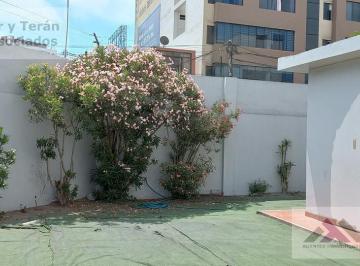 Terreno / Lote · 500m² · 4 Dormitorios · 2 Estacionamientos · Venta de Casa Como Terreno Cerca a Parques en Surco Limite Miraflores (- 1)