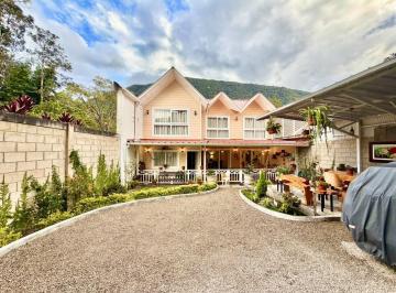 Casa · 3 Dormitorios · 10 Estacionamientos · Se Vende Exclusiva Casa + Edificio de Inversion en Oxapampa