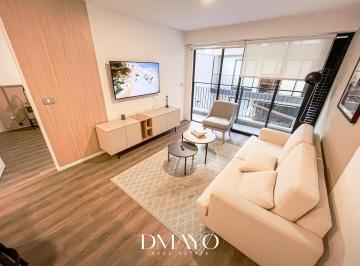 Sala con balcón · Alquiler Flat de 1 Dormitorio Completamente Amoblado Frente Al Centro Empresarial Real