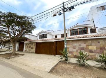Casa · 224m² · Amplitud y Tranquilidad Que Tu Familia Merece en Santiago de Surco