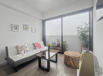 Sala con mini balcón · Departamento en Lince