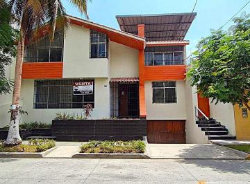 Casa · 518m² · 8 Dormitorios · Ocasión Casa en Venta Urb. Miraflores Calle Los Almendros Num 149 A. T 336 m² (12 X 28) A. C 518