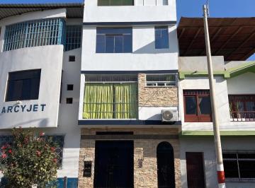Casa · 653m² · 12 Dormitorios · 1 Estacionamiento · Venta de Casa de 4 Niveles en Av