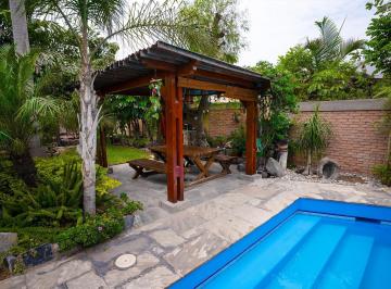 Casa · 1300m² · 5 Dormitorios · 8 Estacionamientos · Venta de Casa Estilo Rústico Contemporáneo con 2 Bungalows