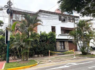 Casa · 582m² · 4 Dormitorios · 2 Estacionamientos · Casa en Venta Esquina Frente a Parque | 302 m² | Limite San Isidro