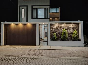 Casa · 288m² · 3 Dormitorios · 1 Estacionamiento · Venta de Casa Limite con Sachaca