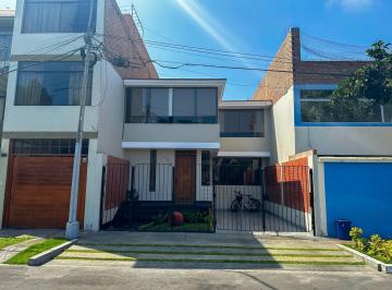 Casa · 160m² · 3 Dormitorios · 1 Estacionamiento · Casa Frente a Parque en San Miguel Limite con El Callao