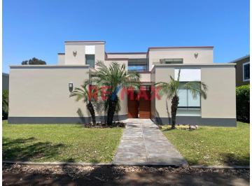 Casa · 600m² · 5 Dormitorios · Casa en Asia