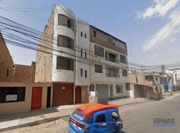 Casa · 482m² · 10 Dormitorios · 1 Estacionamiento · Casa a La Venta en San Juan de Lurigancho