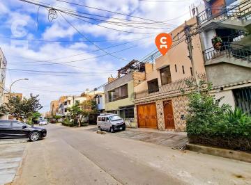 Casa · 280m² · 7 Dormitorios · 1 Estacionamiento · Casa Multifamiliar 280 m² Construidos 2 Dptos. Independientes Urb Antares, San Martin de Porres.