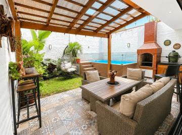Casa · 240m² · 4 Dormitorios · 2 Estacionamientos · Venta Casa en La Molina