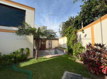 Casa · 303m² · 2 Dormitorios · 2 Estacionamientos · Vendo Linda Casa en Calle Godofredo García N 48x, San Isidro (Altura Cdra 17 Av Ejército)