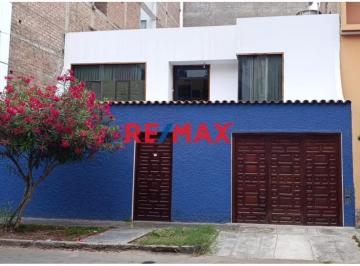 Casa · 210m² · 3 Dormitorios · 1 Estacionamiento · Venta de Espaciosa Casa en Zona Residencial - La Arboleda