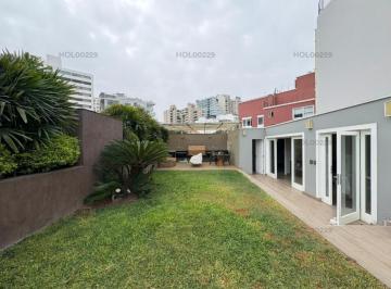 Casa · 300m² · 4 Dormitorios · 4 Estacionamientos · Alquilo Linda Casa en Calle Alvarez Calderón N 7xx, San Isidro