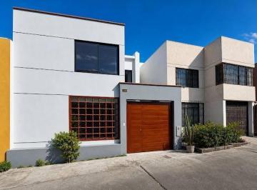 Casa · 294m² · 2 Dormitorios · 1 Estacionamiento · Casa en Miraflores