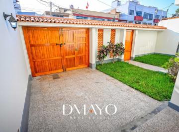 Casa · 220m² · 3 Dormitorios · 2 Estacionamientos · Oportunidad en Surco: Venta Casa 220 m², 02 Pisos - 03 Dorm. - Límite con Miraflores