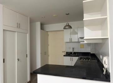Cocina americana con muebles altos y bajos. · Departamento en Alquiler – Surquillo | Vista a San Isidro