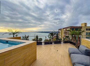 Casa · 364m² · 5 Dormitorios · 2 Estacionamientos · Moderna Casa Frente Al Mar con Vista Panorámica y Piscina