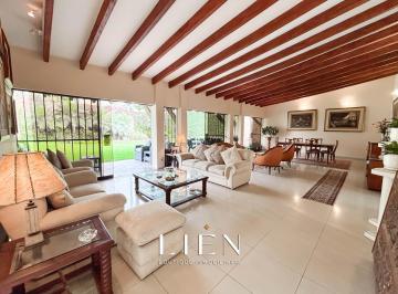Casa · 1123m² · 3 Dormitorios · 7 Estacionamientos · Lujosa Casa Familiar con Piscina - La Planicie