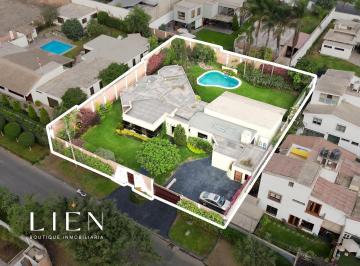 Casa · 361m² · 3 Dormitorios · 7 Estacionamientos · Lujosa Casa Familiar con Piscina - La Planicie