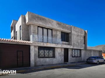 Casa · 345m² · 4 Dormitorios · 2 Estacionamientos · Casa en Venta en Characato