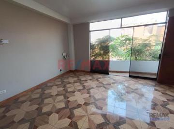 Casa · 526m² · 9 Dormitorios · 2 Estacionamientos · En Venta Amplia Casa de 4 Pisos en Carabayllo