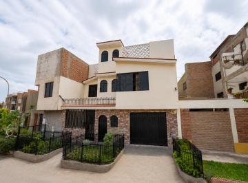 Casa de 7 habitaciones, Lima · Amplia Casa de 3 Pisos en Smp | 7 Dorm. | 6 Baños | Smp Límite con Los Olivos