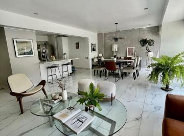 Departamento · 206m² · 3 Dormitorios · 2 Estacionamientos · Departamento en Aurora