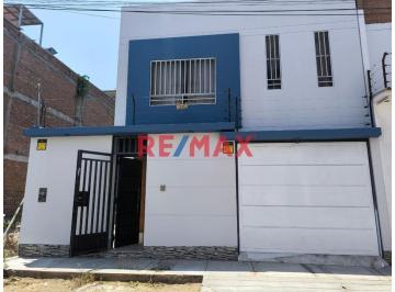 Casa · 189m² · 4 Dormitorios · 1 Estacionamiento · Casa en Venta con Cochera - Urb. Las Palmas (C. Delgado)