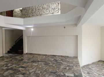 Casa · 350m² · 4 Dormitorios · 1 Estacionamiento · Casa - Los Geranios