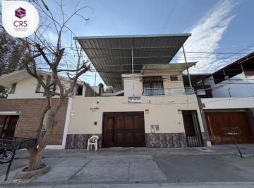 Casa · 350m² · 4 Dormitorios · 1 Estacionamiento · Casa - Los Geranios