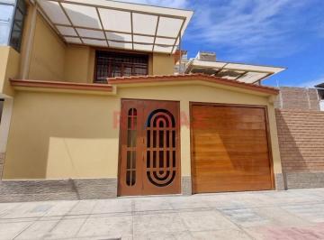 Casa · 220m² · 5 Dormitorios · Casa con Cochera en Alquiler de 160 m² en La Urbanización Jardines de Santa Rosa, chiclayo.(T. Eneque)