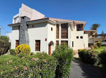 Casa de 4 habitaciones, Arequipa · Se Vende Amplia Casa en Urb. Privada de Sachaca