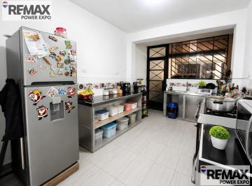 Casa · 120m² · 3 Dormitorios · 1 Estacionamiento · Vendo Casa 120 m² - Proyeccion de 3 Pisos - Chorrillos