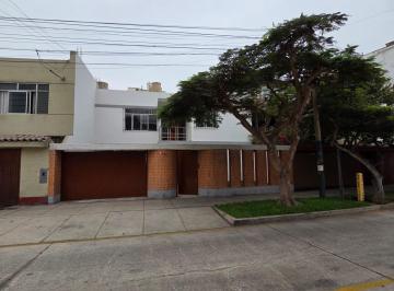 Casa de 4 habitaciones, Lima · Casa Remodelada a 2 Cuadras de Caminos del Inca (C 16)